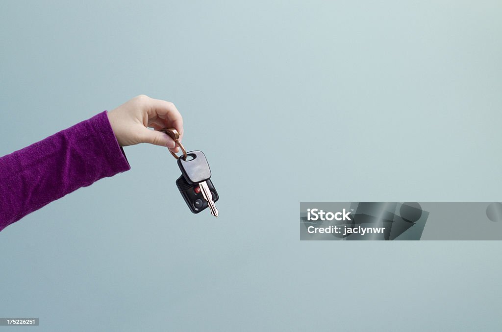 Pequena mão segurando um conjunto de chaves do carro - Foto de stock de Chave de Carro royalty-free