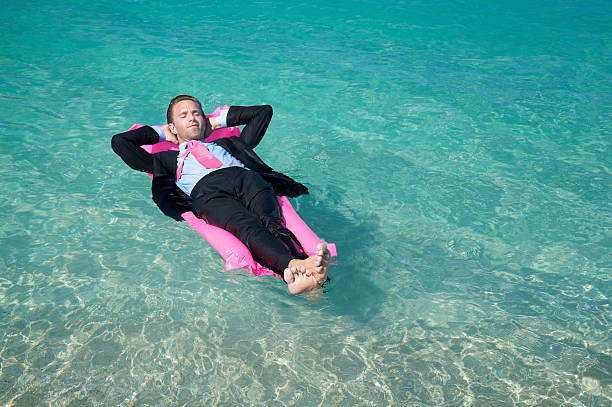 hombre descansa flotando en lilo en agua tropical - floating on water swimming pool men water fotografías e imágenes de stock