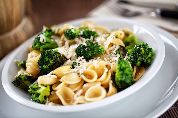 pasta mit broccoli - orecchiette stock-fotos und bilder