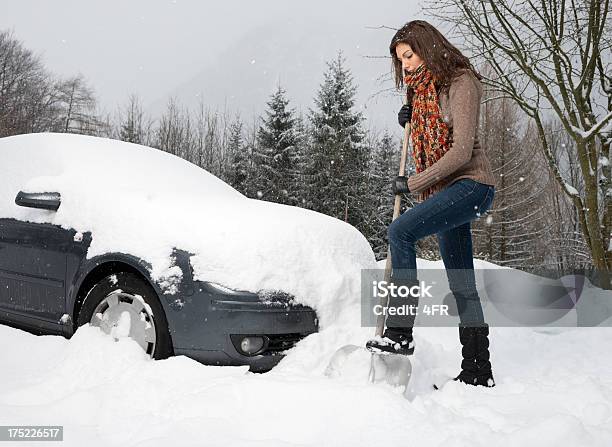Frau Verleiht Ihr Auto Vom Schnee Mit Schaufel Stockfoto und mehr Bilder von Aktivitäten und Sport - Aktivitäten und Sport, Anstrengung, Auto