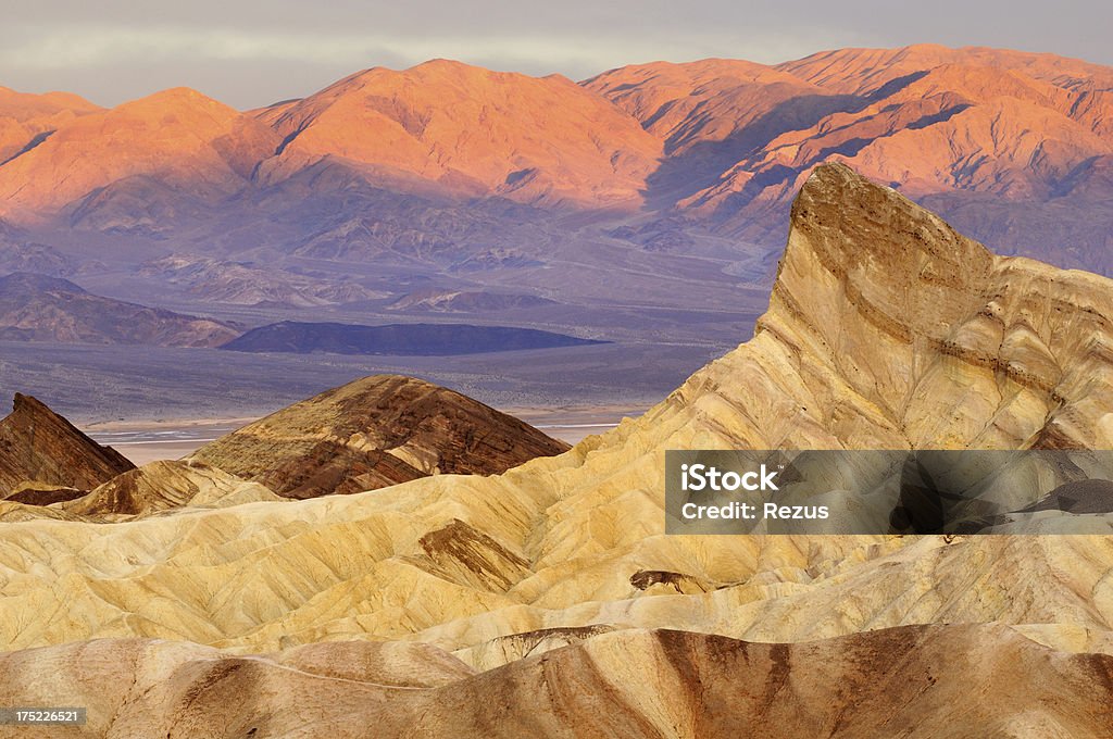 Lever du soleil paysage de Formation rocheuse de Zabriskie point, la vallée de la mort, Californie, États-Unis - Photo de Dépression terrestre libre de droits