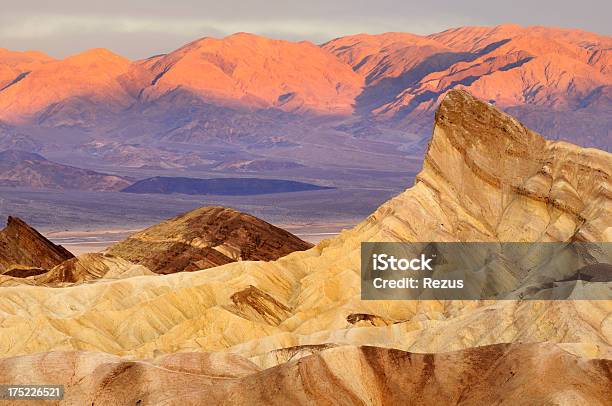 Photo libre de droit de Lever Du Soleil Paysage De Formation Rocheuse De Zabriskie Point La Vallée De La Mort Californie Étatsunis banque d'images et plus d'images libres de droit de Dépression terrestre