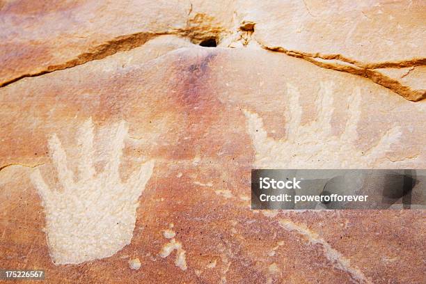 Foto de Petróglifos De Mesa Verde National Park Colorado e mais fotos de stock de Arte pré-histórica - Arte pré-histórica, Marca da mão, Pedra - Rocha