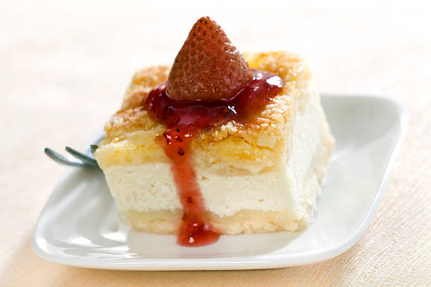 bolo de queijo com morango - cheesecake small syrup cottage cheese imagens e fotografias de stock