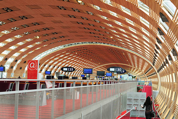 aeroporto de paris, frança - airport arrival departure board airport check in counter airplane imagens e fotografias de stock