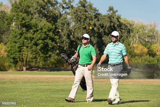 Photo libre de droit de Golfeur Et Caddy Sur Le Parcours De Golf banque d'images et plus d'images libres de droit de Activité de loisirs - Activité de loisirs, Activité physique, Adulte