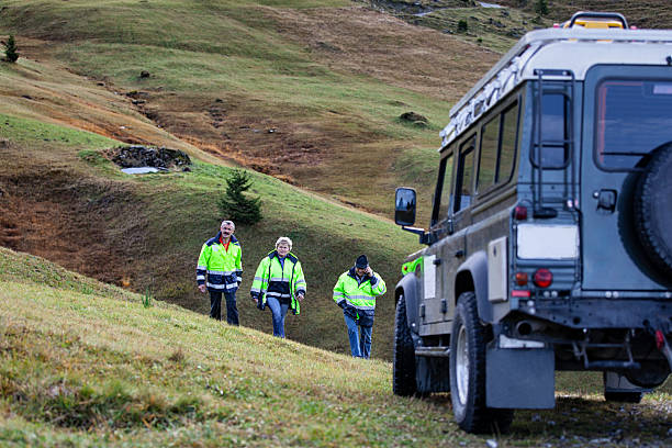 swiss auxiliaires médicaux équipe marche en jeep dans les alpes - rescue mountain horizontal three people photos et images de collection