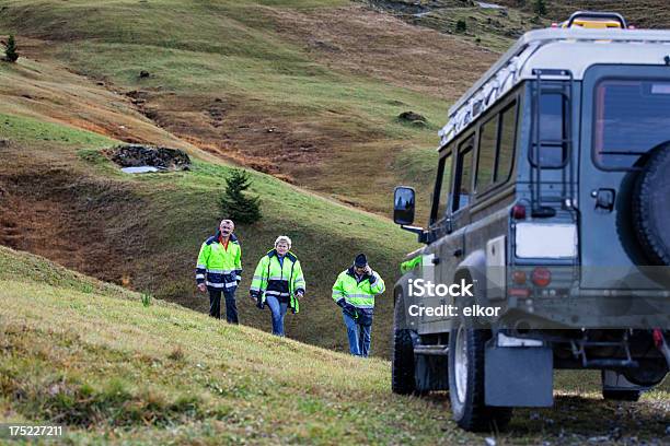 Photo libre de droit de Swiss Auxiliaires Médicaux Équipe Marche En Jeep Dans Les Alpes banque d'images et plus d'images libres de droit de 45-49 ans