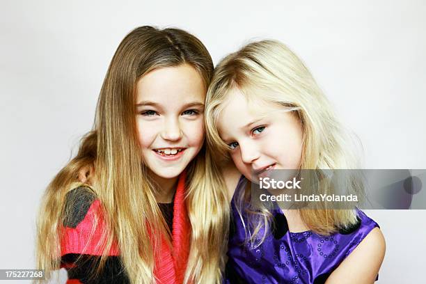 Foto de Retrato De Duas Meninas e mais fotos de stock de 6-7 Anos - 6-7 Anos, 8-9 Anos, Amizade