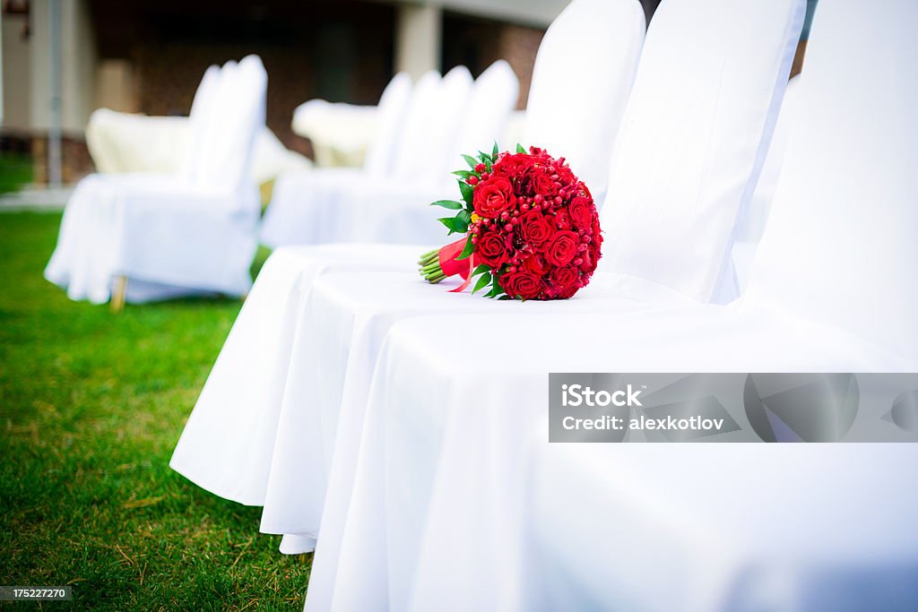 Casamento buquê de flores vermelhas sobre cadeiras brancas - Foto de stock de Baga - Fruta royalty-free