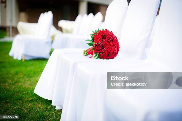 Foto de Casamento Buquê De Flores Vermelhas Sobre Cadeiras Brancas e mais fotos de stock de Baga - Fruta