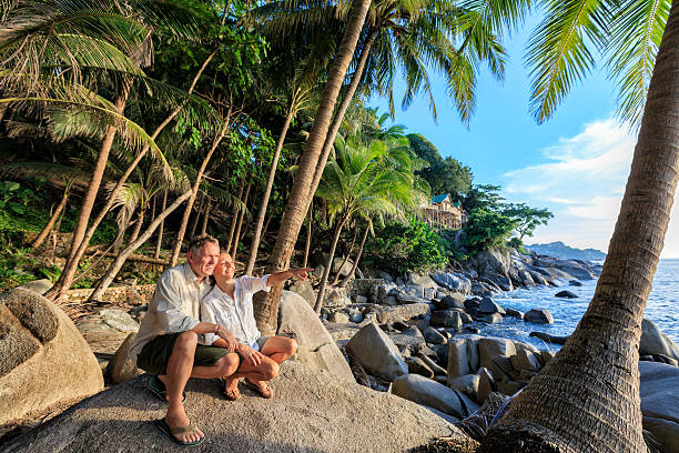couple sur romantique plage tropicale - phuket province thailand tourist asia photos et images de collection