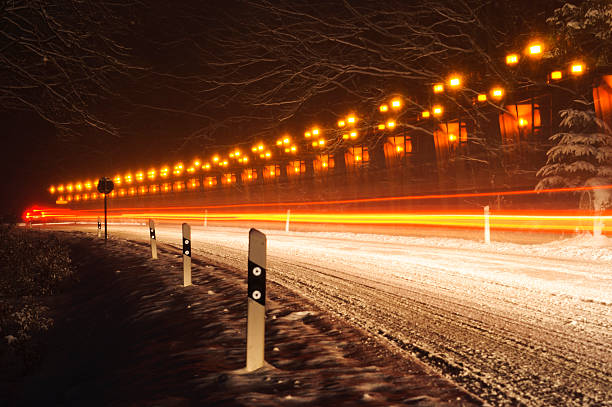 冬には冬のサービスの車両 road - lichtspur ストックフォトと画像