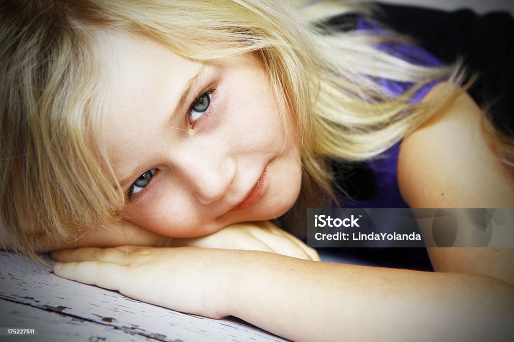 아름다운 소녀만 세로는 - 로열티 프리 6-7 살 스톡 사진
