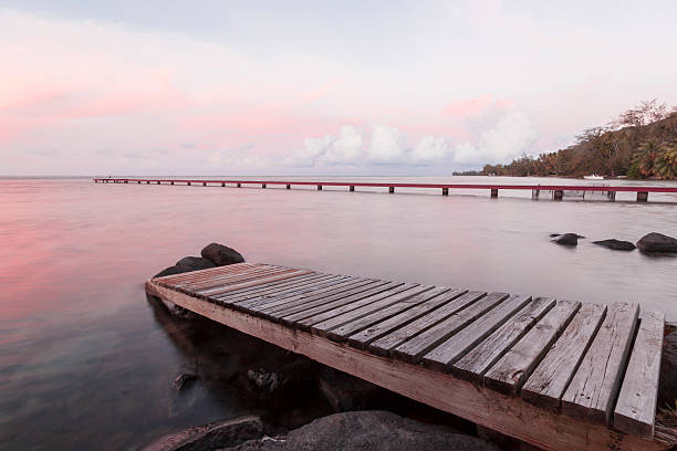 maharepa pôr do sol - commercial dock pier reef rock imagens e fotografias de stock