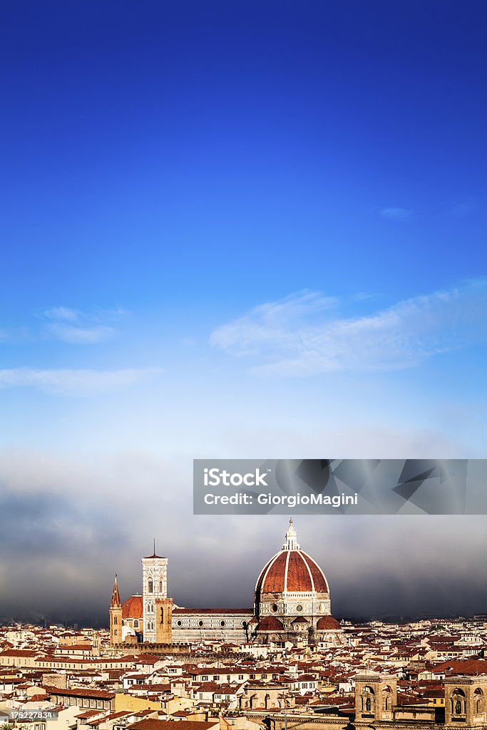Duomo di Firenze otoczony przez ściany Fog - Zbiór zdjęć royalty-free (Architektura)