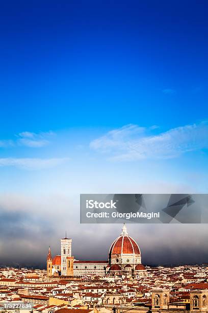 Foto de Catedral De Florença Rodeado Por Uma Parede De Neblina e mais fotos de stock de Ambiente dramático