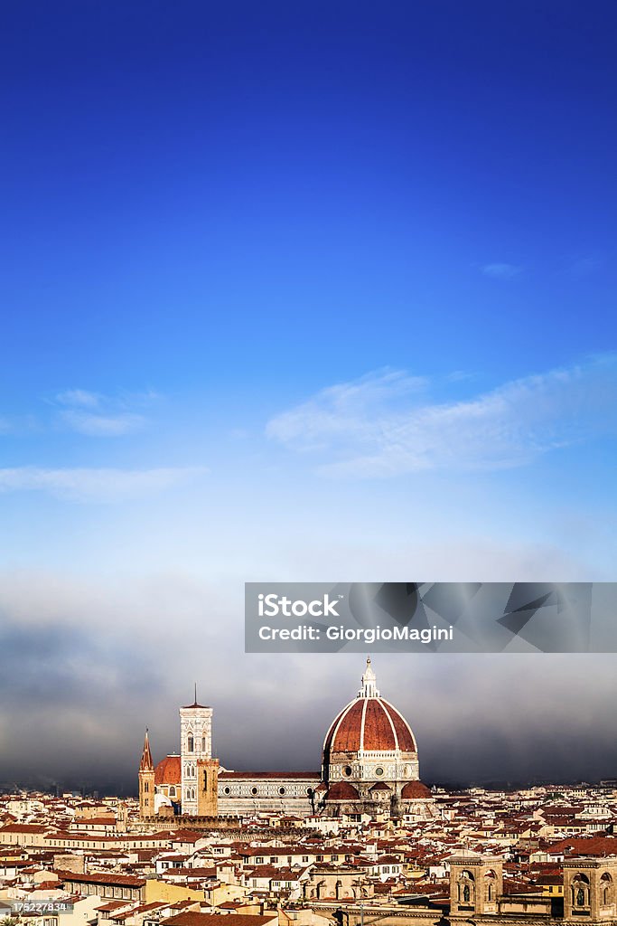 Дуомо ДИ Firenze, окруженный стеной Туман - Стоковые фото Архитектура роялти-фри