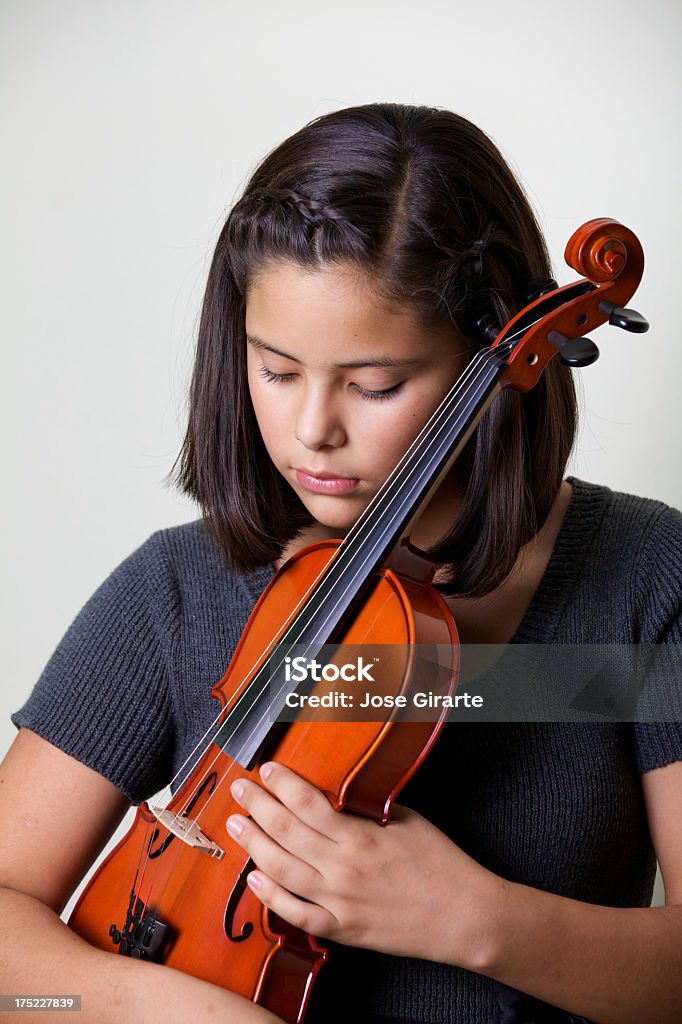 Молодой музыкант - Стоковые фото Вертикальный роялти-фри
