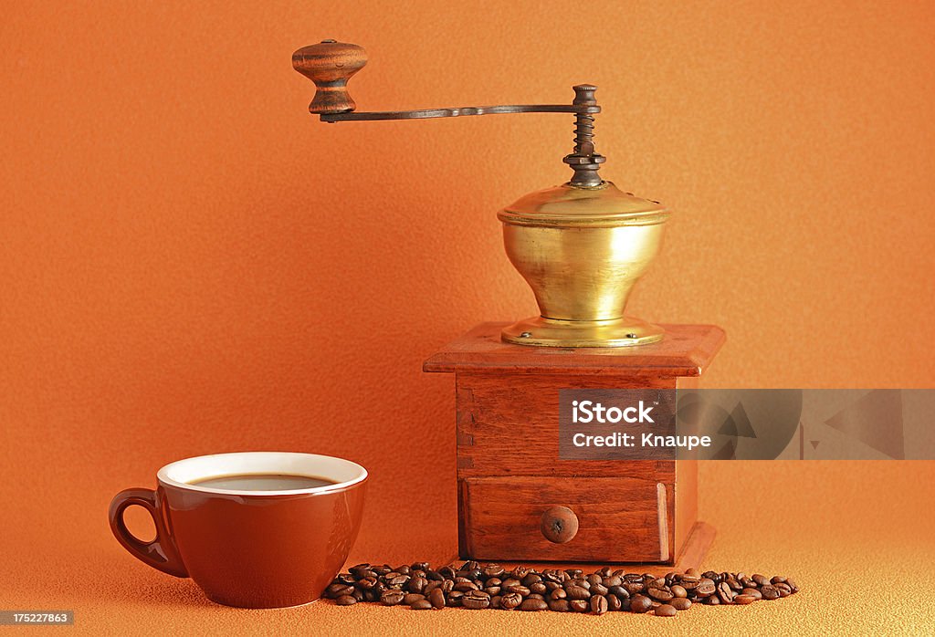 Taza de café con granos y old Esmeriladora - Foto de stock de Anticuado libre de derechos