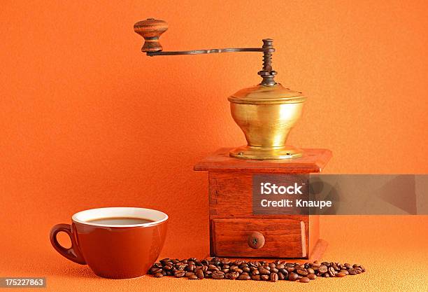 Taza De Café Con Granos Y Old Esmeriladora Foto de stock y más banco de imágenes de Anticuado - Anticuado, Antigualla, Bebida