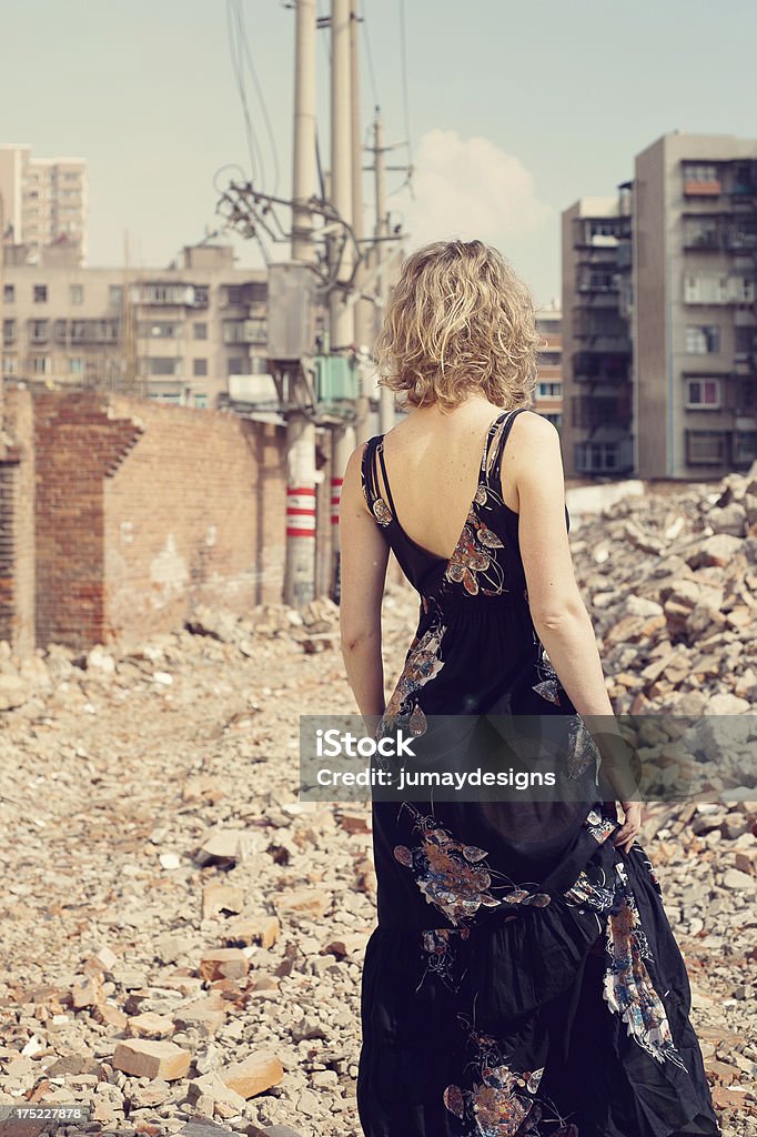 Bella ragazza con vista Detriti - Foto stock royalty-free di Abbandonato