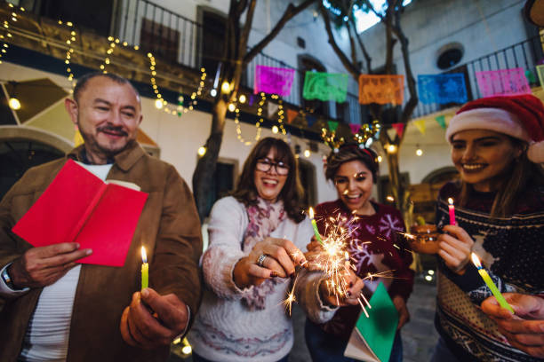 posada mexicana, ispanico famiglia o amici cantando canti natalizi con stelle filanti nella celebrazione di natale in messico america latina - pinata mexico christmas mexican culture foto e immagini stock