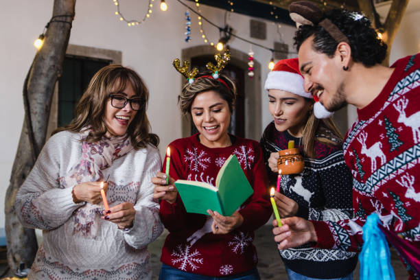 posada messicana, famiglia ispanica cantando canti natalizi nella celebrazione di natale in messico cultura e tradizioni dell'america latina - pinata mexico christmas mexican culture foto e immagini stock