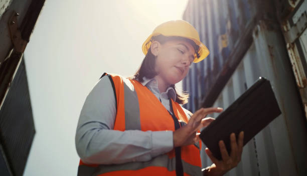 femme industrielle, tablette et logistique extérieure pour l’inspection du fret d’entrepôt, de la cargaison ou du conteneur d’expédition. travailleur de l’ingénierie avec une liste de contrôle ou une technologie numérique pour la conformité  - digital tablet warehouse commercial dock manual worker photos et images de collection