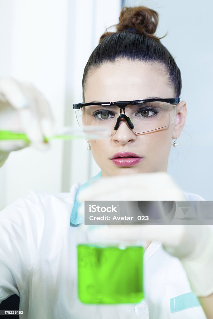 Mujeres jóvenes en los análisis de laboratorio - Foto de stock de 20 a 29 años libre de derechos