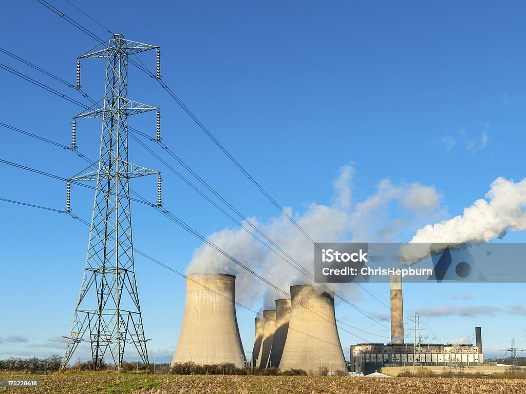 연료/전력, 냉각 타워 및 Pylon - 로열티 프리 송전선 스톡 사진