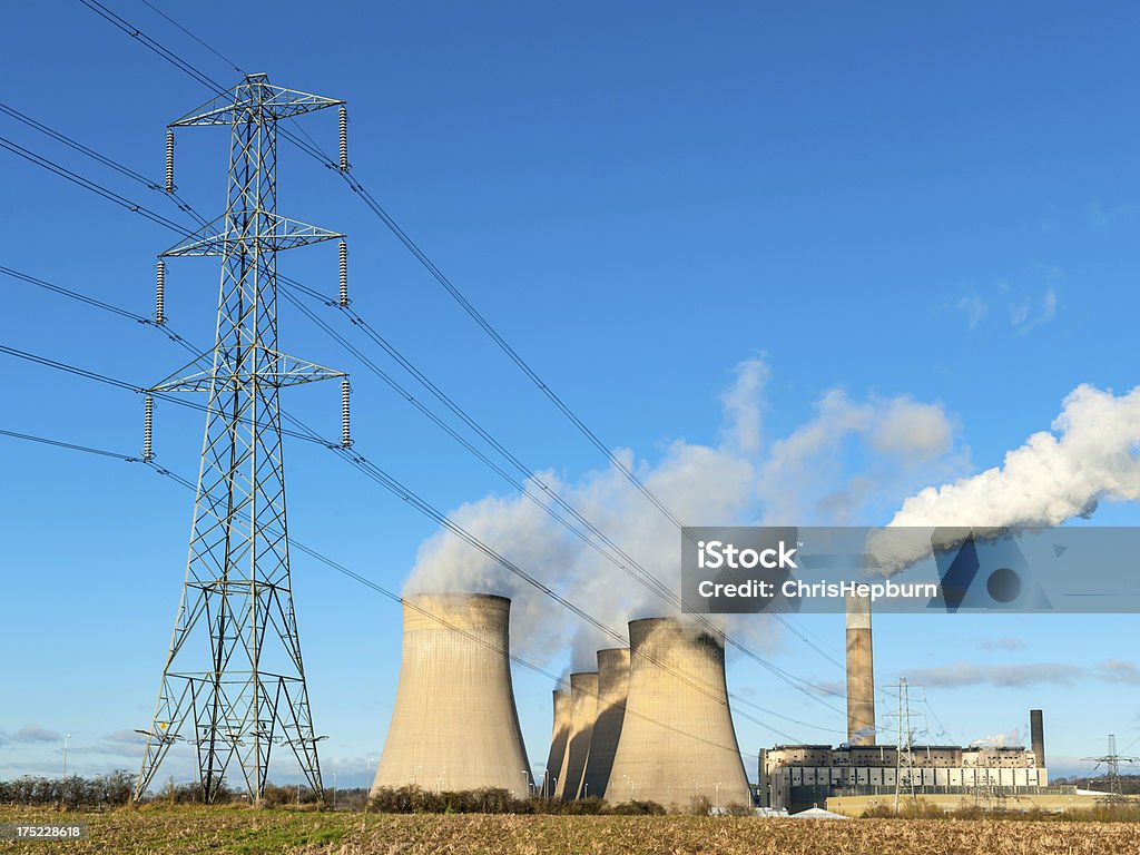 Geração de Combustível e Energia, torres de resfriamento e pilar - Foto de stock de Cabo de alta-tensão royalty-free