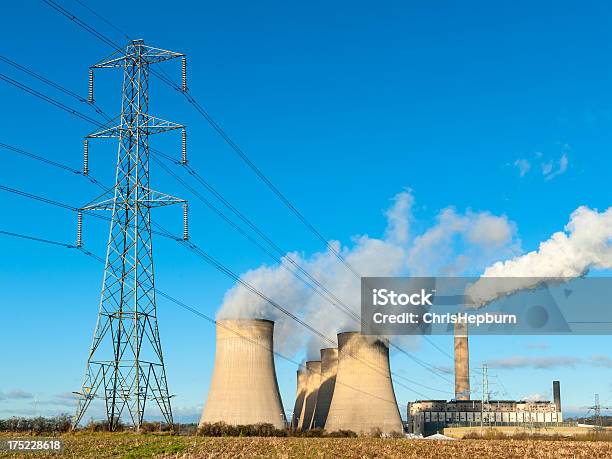 Foto de Geração De Combustível E Energia Torres De Resfriamento E Pilar e mais fotos de stock de Cabo de alta-tensão