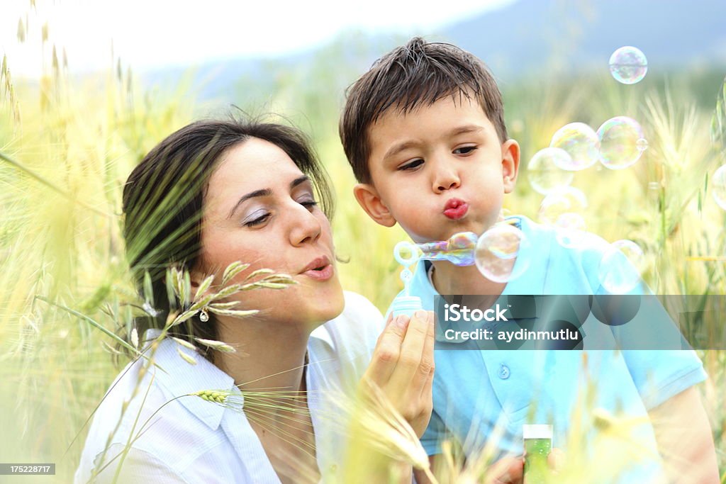 Familia jugando en campo - Foto de stock de Actividad libre de derechos