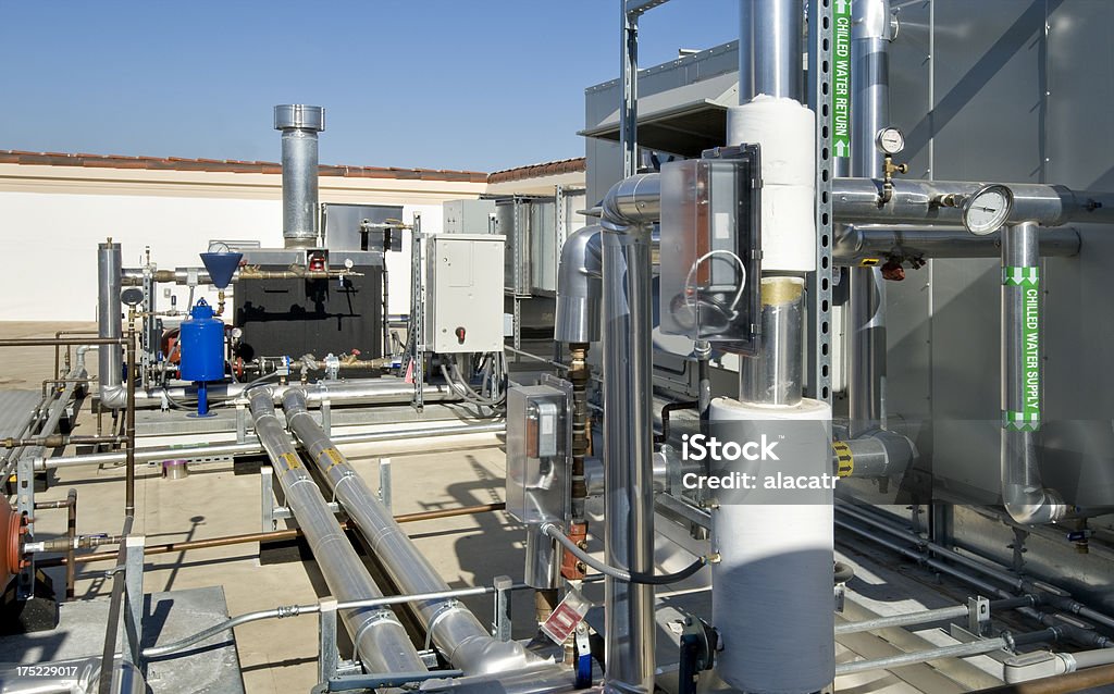 El sistema de calefacción, ventilación y aire acondicionado (con Caldera y Chiller unidad - Foto de stock de Aire libre libre de derechos