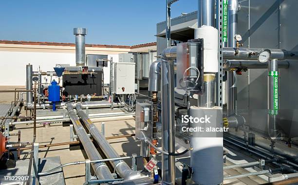 El Sistema De Calefacción Ventilación Y Aire Acondicionado Con Caldera Y Chiller Unidad Foto de stock y más banco de imágenes de Aire libre