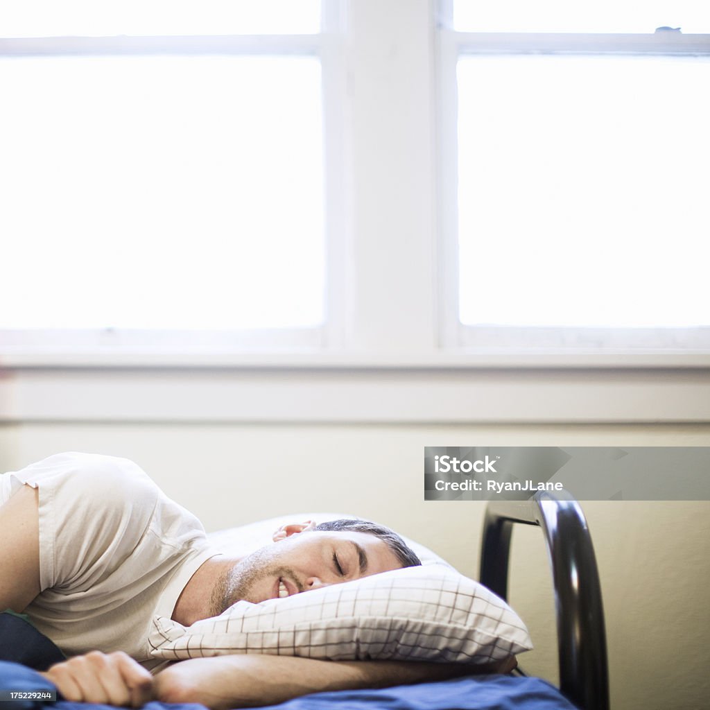 Adulto uomo che dorme a letto - Foto stock royalty-free di Adulto