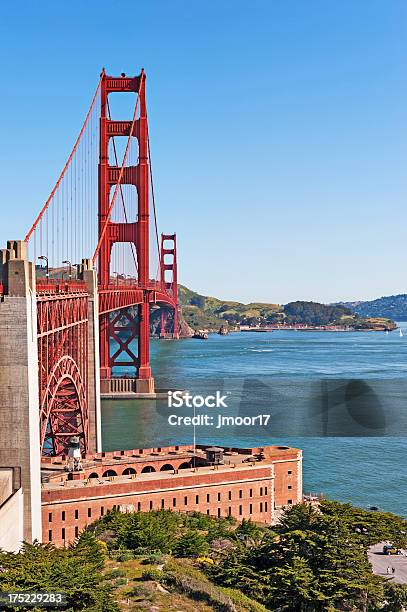 橋を渡りfort 上からの - カラー画像のストックフォトや画像を多数ご用意 - カラー画像, カリフォルニア州 サンフランシスコ, ゴールデンゲートブリッジ