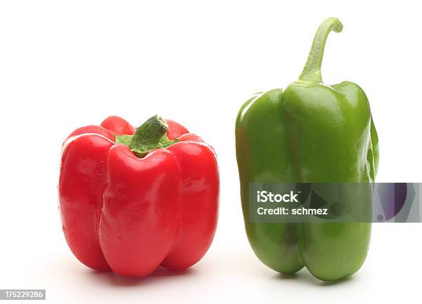 Vermelho E Verde Bell Peppers - Fotografias de stock e mais imagens de Comida - Comida, Fotografia - Imagem, Fotografia de Estúdio