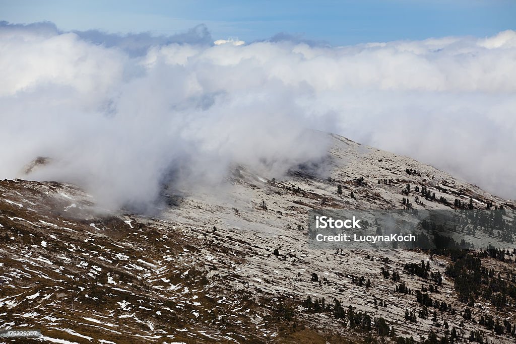 Brouillard journée dans les montagnes - Photo de Alpes européennes libre de droits