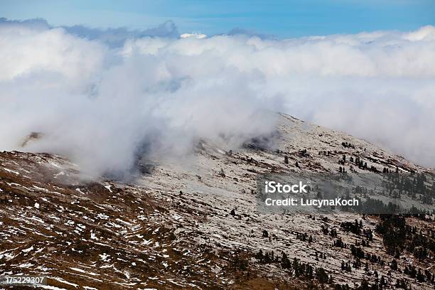 Photo libre de droit de Brouillard Journée Dans Les Montagnes banque d'images et plus d'images libres de droit de Alpes européennes - Alpes européennes, Arbre, Automne