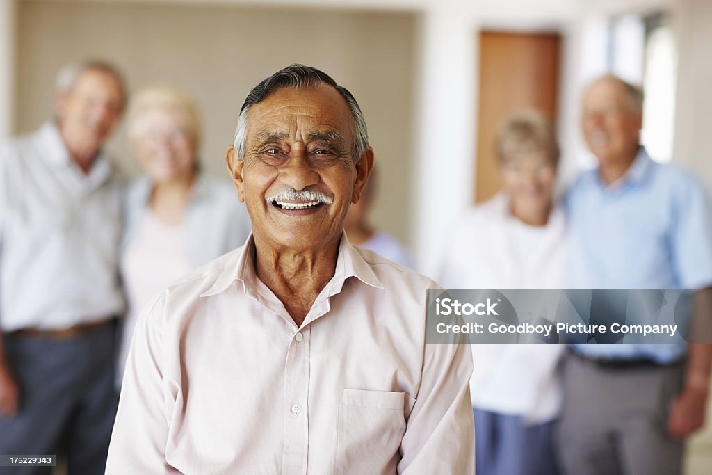 Starszy człowiek z ciepłą uśmiech - Zbiór zdjęć royalty-free (Aktywni seniorzy)