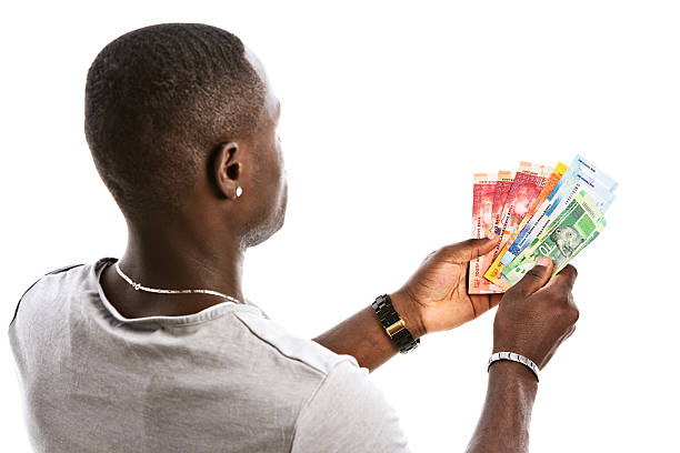 olhando por cima do ombro de homem segurando notas sul-africano - currency spending money african descent black - fotografias e filmes do acervo
