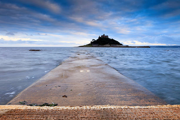 vista de ângulo baixo da via costeira de mount st. michael's - castle famous place low angle view england - fotografias e filmes do acervo