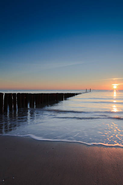 스택스 깨는 한 압살했다 귀하와 함께 네덜란드 코스트 - horizon over water blurred motion long exposure zeeland 뉴스 사진 이미지