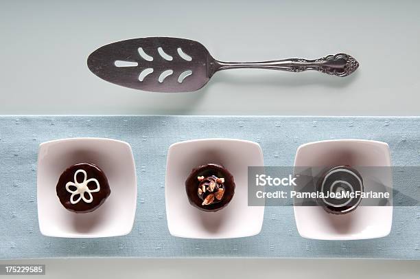 Foto de Mini Sobremesas De Chocolate Com Pratos Brancos e mais fotos de stock de Sobremesa - Sobremesa, Luxo, Chocolate