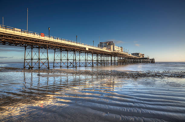 викторианский пирс в worthing, sussex на закате - worthing стоковые фото и изображения