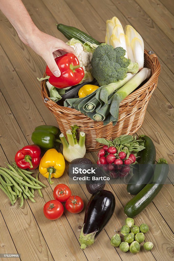 Panier en osier de légumes frais - Photo de 2000-2009 libre de droits