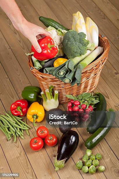 Cesta De Vime Com Legumes Frescos - Fotografias de stock e mais imagens de 2000-2009 - 2000-2009, Abundância, Alimentação Saudável