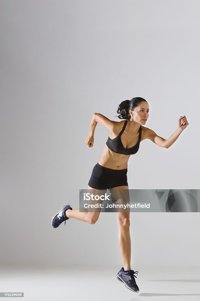 Zdrowa kobieta w odzież sportowa biegania - Zbiór zdjęć royalty-free (20-29 lat)